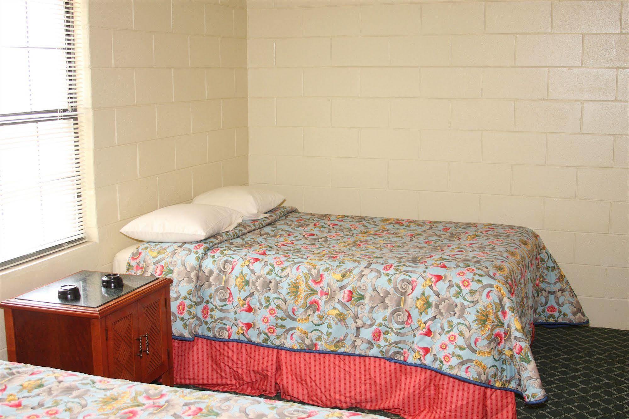 Savannah Inn And Suites Savannah Port Area エクステリア 写真