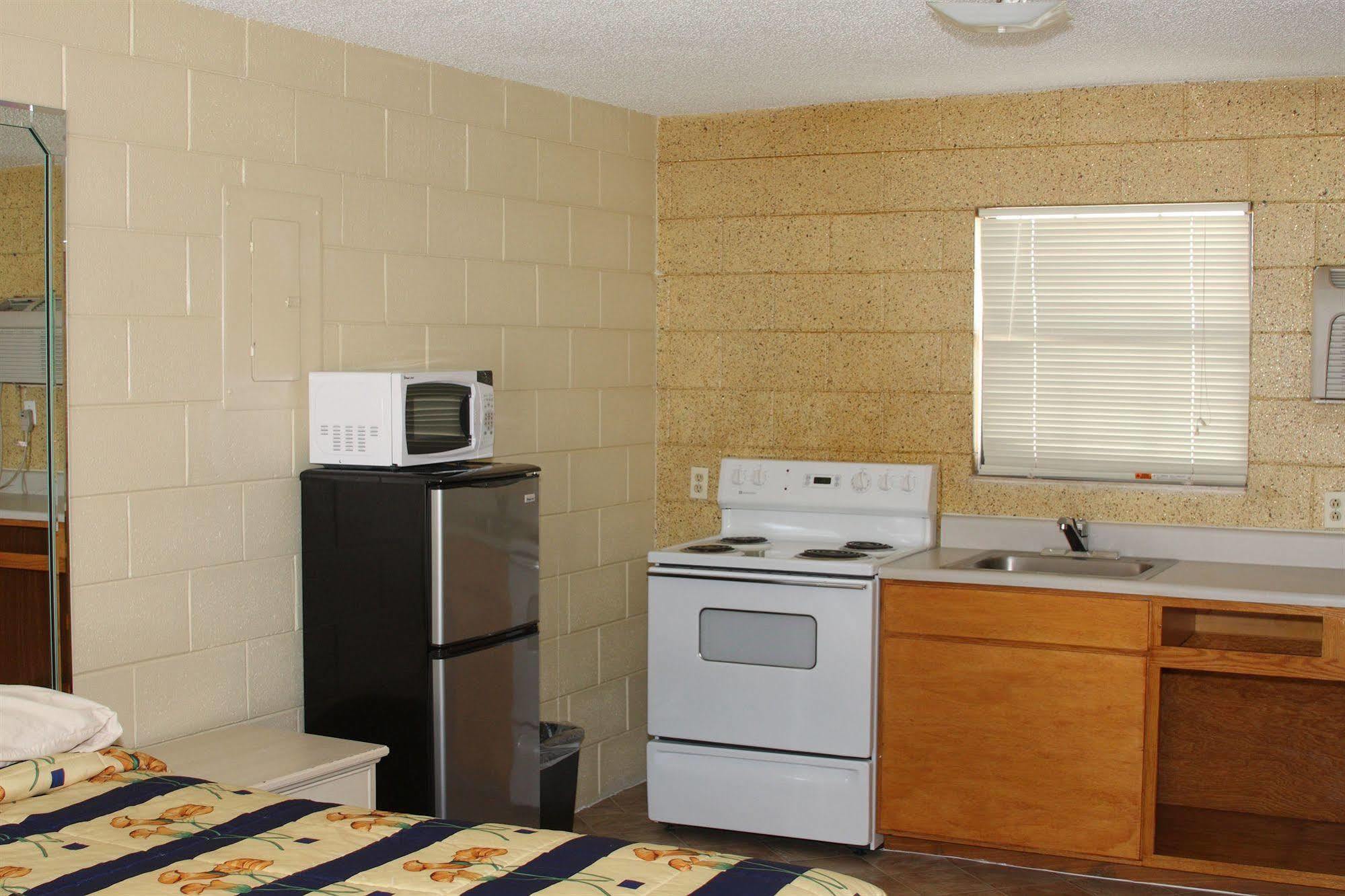 Savannah Inn And Suites Savannah Port Area エクステリア 写真